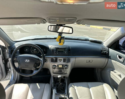 Серый Хендай Соната, объемом двигателя 2.36 л и пробегом 199 тыс. км за 6700 $, фото 7 на Automoto.ua