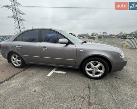 Серый Хендай Соната, объемом двигателя 2.4 л и пробегом 192 тыс. км за 6000 $, фото 1 на Automoto.ua