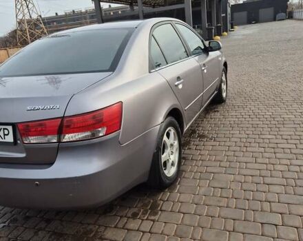 Серый Хендай Соната, объемом двигателя 2.4 л и пробегом 280 тыс. км за 5300 $, фото 3 на Automoto.ua