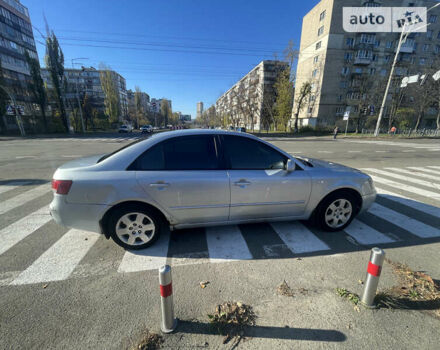 Сірий Хендай Соната, об'ємом двигуна 2 л та пробігом 320 тис. км за 5600 $, фото 2 на Automoto.ua