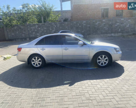 Сірий Хендай Соната, об'ємом двигуна 2.36 л та пробігом 195 тис. км за 6800 $, фото 2 на Automoto.ua