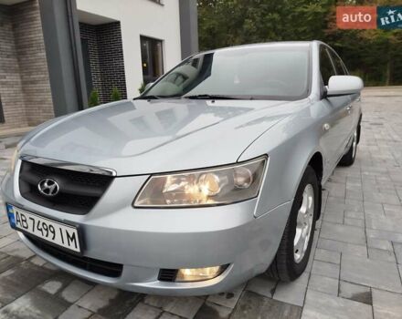 Сірий Хендай Соната, об'ємом двигуна 2 л та пробігом 126 тис. км за 5999 $, фото 5 на Automoto.ua