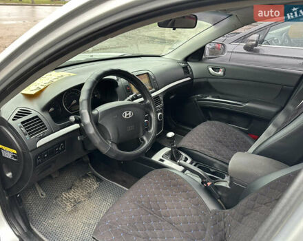 Серый Хендай Соната, объемом двигателя 1.99 л и пробегом 260 тыс. км за 4199 $, фото 5 на Automoto.ua