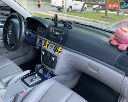 Сірий Хендай Соната, об'ємом двигуна 2.4 л та пробігом 295 тис. км за 4000 $, фото 5 на Automoto.ua