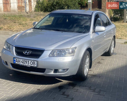 Сірий Хендай Соната, об'ємом двигуна 2.36 л та пробігом 195 тис. км за 6800 $, фото 1 на Automoto.ua