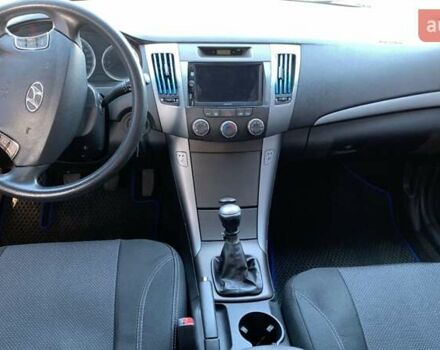 Серый Хендай Соната, объемом двигателя 2 л и пробегом 250 тыс. км за 7000 $, фото 6 на Automoto.ua