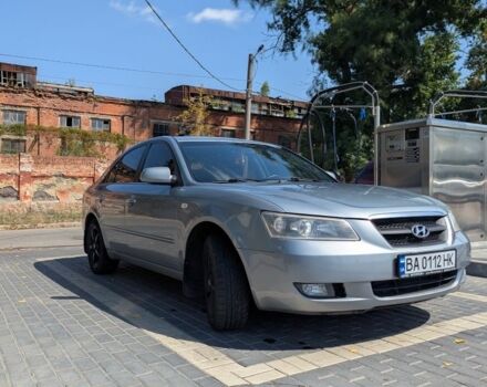 Серый Хендай Соната, объемом двигателя 2 л и пробегом 318 тыс. км за 4800 $, фото 2 на Automoto.ua