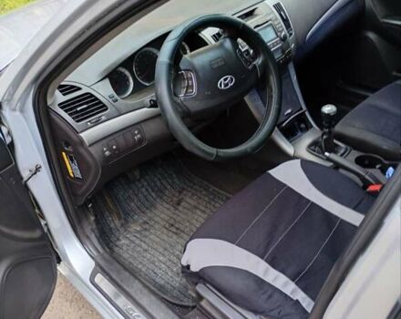 Сірий Хендай Соната, об'ємом двигуна 2 л та пробігом 350 тис. км за 4700 $, фото 2 на Automoto.ua