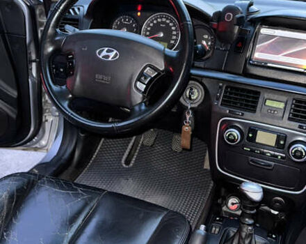 Сірий Хендай Соната, об'ємом двигуна 2.36 л та пробігом 197 тис. км за 6500 $, фото 14 на Automoto.ua