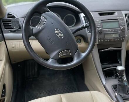 Сірий Хендай Соната, об'ємом двигуна 2 л та пробігом 260 тис. км за 7300 $, фото 10 на Automoto.ua