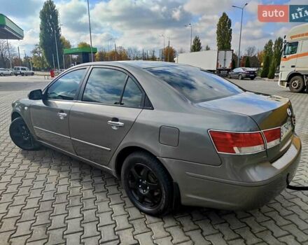 Серый Хендай Соната, объемом двигателя 2 л и пробегом 215 тыс. км за 3850 $, фото 3 на Automoto.ua