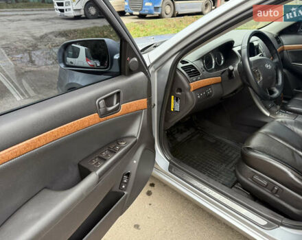 Серый Хендай Соната, объемом двигателя 2.4 л и пробегом 266 тыс. км за 8500 $, фото 16 на Automoto.ua