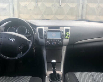 Серый Хендай Соната, объемом двигателя 2 л и пробегом 345 тыс. км за 5200 $, фото 4 на Automoto.ua