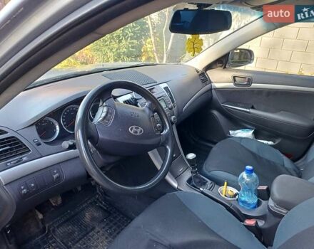 Сірий Хендай Соната, об'ємом двигуна 2 л та пробігом 170 тис. км за 7700 $, фото 4 на Automoto.ua