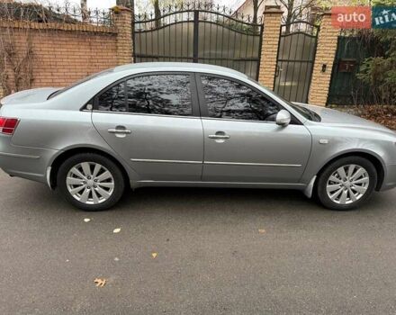 Серый Хендай Соната, объемом двигателя 2.4 л и пробегом 266 тыс. км за 6990 $, фото 3 на Automoto.ua