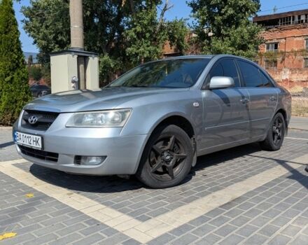 Серый Хендай Соната, объемом двигателя 2 л и пробегом 318 тыс. км за 4800 $, фото 3 на Automoto.ua