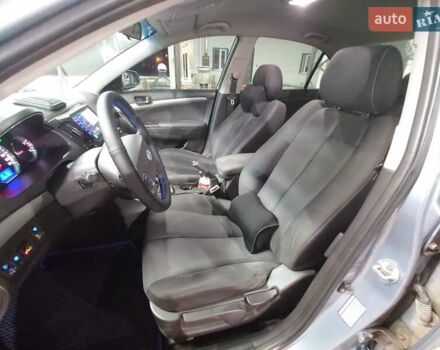 Серый Хендай Соната, объемом двигателя 2 л и пробегом 239 тыс. км за 6400 $, фото 5 на Automoto.ua