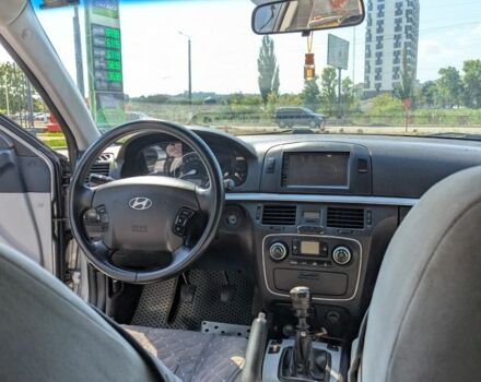 Серый Хендай Соната, объемом двигателя 2 л и пробегом 318 тыс. км за 4800 $, фото 6 на Automoto.ua