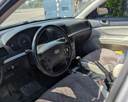 Серый Хендай Соната, объемом двигателя 2 л и пробегом 318 тыс. км за 4800 $, фото 4 на Automoto.ua