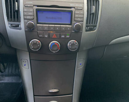 Серый Хендай Соната, объемом двигателя 2 л и пробегом 210 тыс. км за 5999 $, фото 1 на Automoto.ua