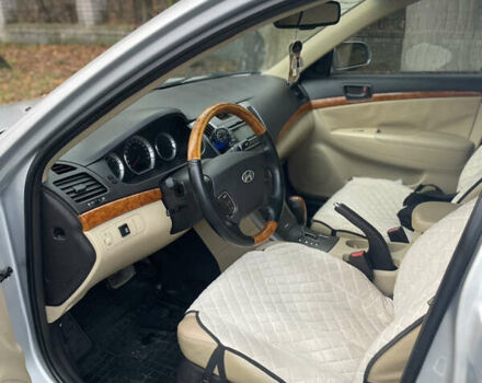 Серый Хендай Соната, объемом двигателя 2.36 л и пробегом 246 тыс. км за 6650 $, фото 7 на Automoto.ua