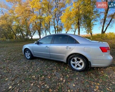 Серый Хендай Соната, объемом двигателя 2 л и пробегом 298 тыс. км за 5400 $, фото 4 на Automoto.ua