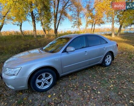 Серый Хендай Соната, объемом двигателя 2 л и пробегом 298 тыс. км за 5400 $, фото 1 на Automoto.ua