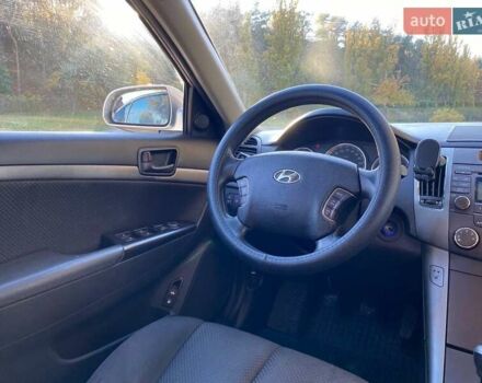 Серый Хендай Соната, объемом двигателя 2 л и пробегом 298 тыс. км за 5400 $, фото 13 на Automoto.ua