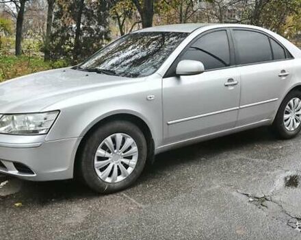 Серый Хендай Соната, объемом двигателя 2 л и пробегом 354 тыс. км за 5300 $, фото 1 на Automoto.ua