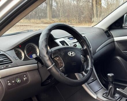 Сірий Хендай Соната, об'ємом двигуна 2 л та пробігом 180 тис. км за 5700 $, фото 11 на Automoto.ua