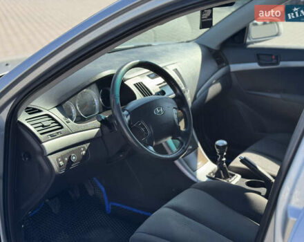 Сірий Хендай Соната, об'ємом двигуна 2 л та пробігом 228 тис. км за 4600 $, фото 8 на Automoto.ua