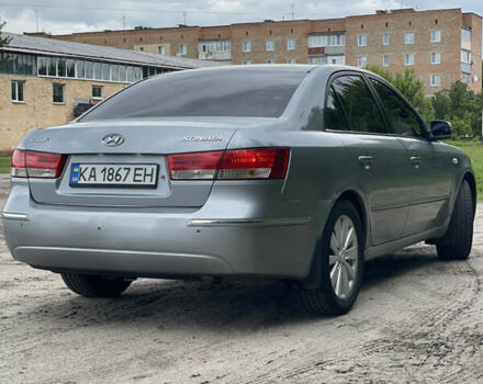 Серый Хендай Соната, объемом двигателя 2.4 л и пробегом 320 тыс. км за 7400 $, фото 3 на Automoto.ua