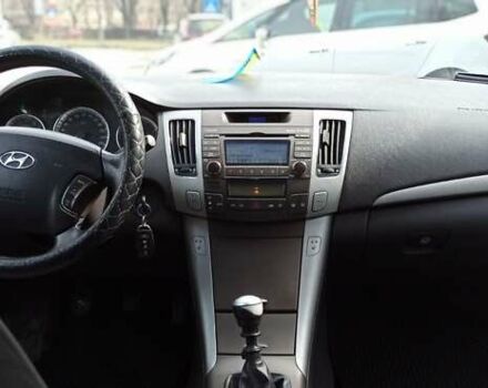 Сірий Хендай Соната, об'ємом двигуна 2 л та пробігом 288 тис. км за 6500 $, фото 10 на Automoto.ua