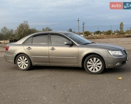 Сірий Хендай Соната, об'ємом двигуна 2 л та пробігом 237 тис. км за 7300 $, фото 3 на Automoto.ua