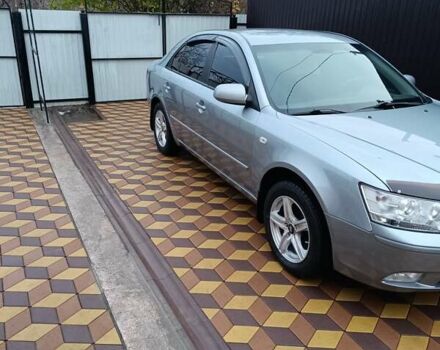 Серый Хендай Соната, объемом двигателя 2 л и пробегом 250 тыс. км за 5999 $, фото 2 на Automoto.ua