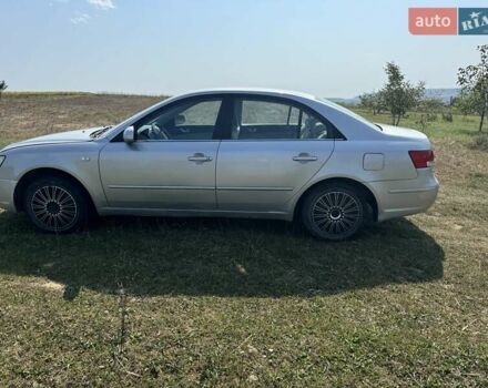 Серый Хендай Соната, объемом двигателя 2 л и пробегом 343 тыс. км за 4300 $, фото 2 на Automoto.ua