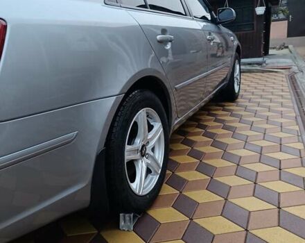 Серый Хендай Соната, объемом двигателя 2 л и пробегом 250 тыс. км за 5999 $, фото 3 на Automoto.ua