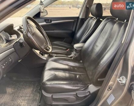 Сірий Хендай Соната, об'ємом двигуна 2 л та пробігом 237 тис. км за 7300 $, фото 8 на Automoto.ua