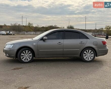 Сірий Хендай Соната, об'ємом двигуна 2 л та пробігом 237 тис. км за 7300 $, фото 5 на Automoto.ua