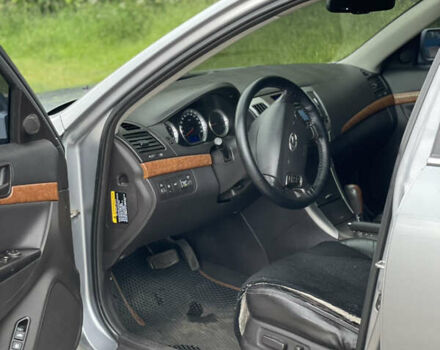 Серый Хендай Соната, объемом двигателя 2.4 л и пробегом 320 тыс. км за 7400 $, фото 6 на Automoto.ua