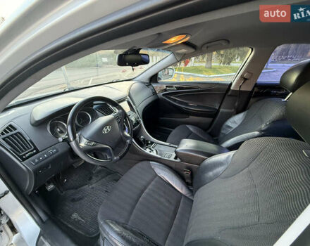 Серый Хендай Соната, объемом двигателя 2.36 л и пробегом 331 тыс. км за 10000 $, фото 12 на Automoto.ua