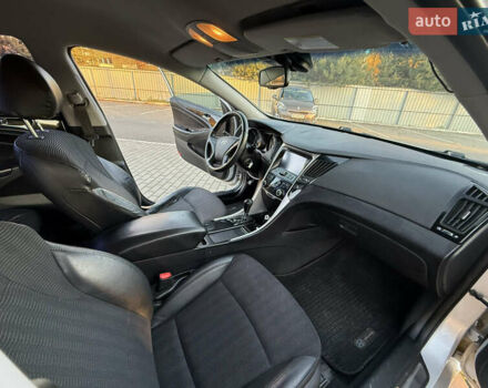 Серый Хендай Соната, объемом двигателя 2.36 л и пробегом 331 тыс. км за 10000 $, фото 11 на Automoto.ua