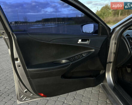 Сірий Хендай Соната, об'ємом двигуна 2 л та пробігом 265 тис. км за 7200 $, фото 10 на Automoto.ua