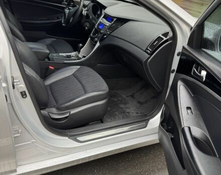 Серый Хендай Соната, объемом двигателя 2.4 л и пробегом 200 тыс. км за 7500 $, фото 5 на Automoto.ua