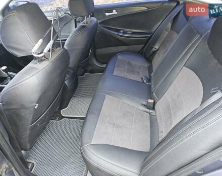 Серый Хендай Соната, объемом двигателя 2 л и пробегом 247 тыс. км за 9000 $, фото 2 на Automoto.ua