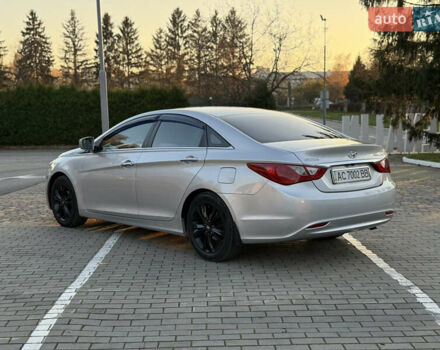 Серый Хендай Соната, объемом двигателя 2.36 л и пробегом 331 тыс. км за 10000 $, фото 5 на Automoto.ua