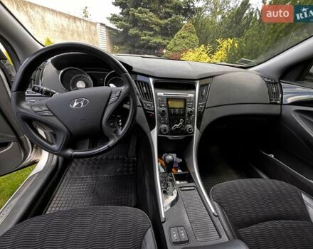 Сірий Хендай Соната, об'ємом двигуна 2.36 л та пробігом 47 тис. км за 12000 $, фото 1 на Automoto.ua