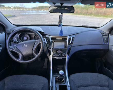 Сірий Хендай Соната, об'ємом двигуна 2 л та пробігом 265 тис. км за 7200 $, фото 14 на Automoto.ua