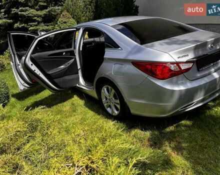 Сірий Хендай Соната, об'ємом двигуна 2.36 л та пробігом 47 тис. км за 12000 $, фото 14 на Automoto.ua