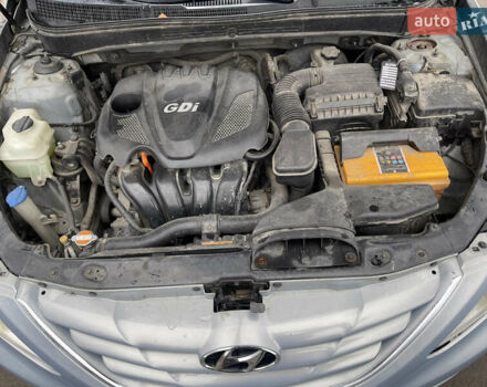 Серый Хендай Соната, объемом двигателя 2.4 л и пробегом 305 тыс. км за 8000 $, фото 7 на Automoto.ua